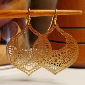 Golden heart-shaped lace dangles